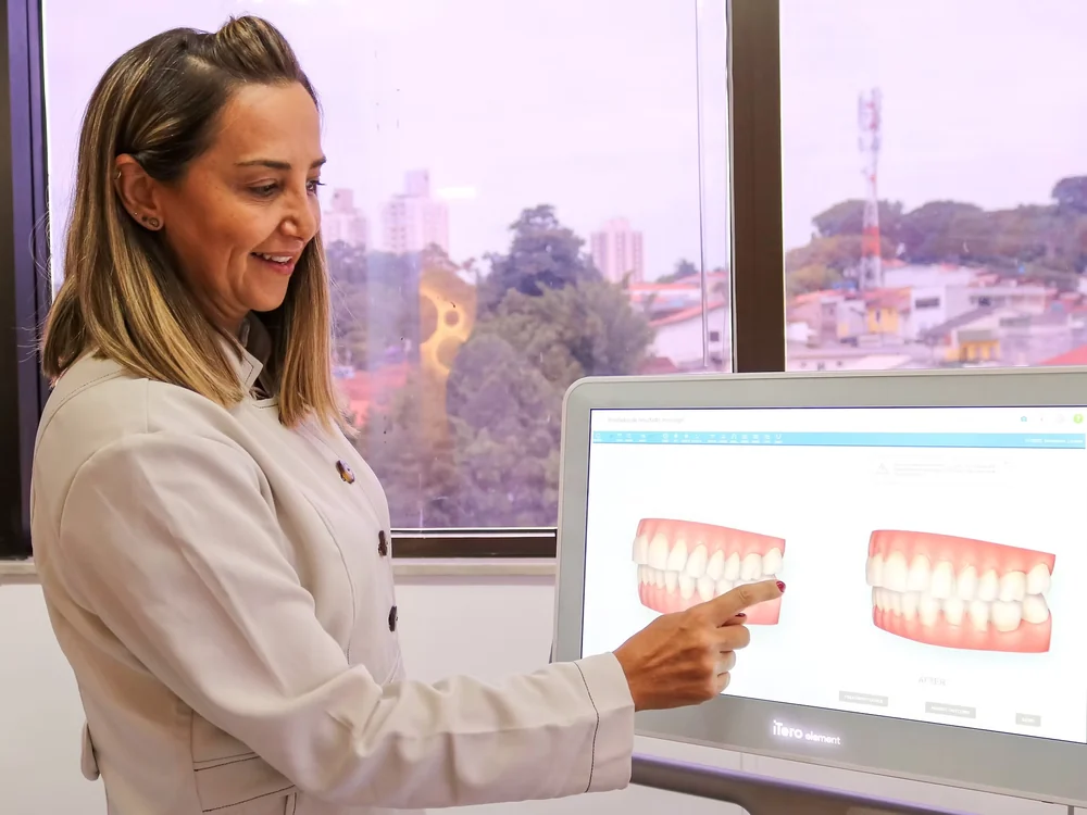 Helena Miranda em atendimento digital